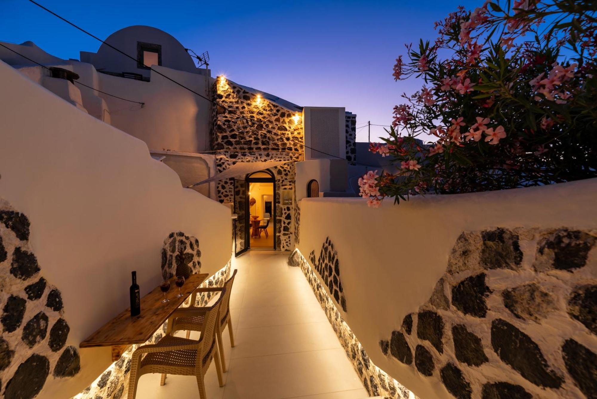 Deep Cave Suites Kontochori Fira  Dış mekan fotoğraf